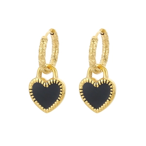 Boucles d'oreilles créoles en acier plaqué or 18k avec pendentifs cœurs noirs texturés