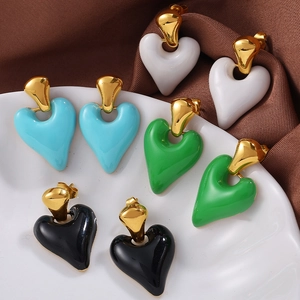 Elegante Emaille-Herzohrringe in Weiß Himmelblau Grün und Schwarz mit goldenen Akzenten