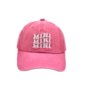 Dettaglio cappellino in cotone rosa lavato con triplo ricamo bianco della scritta MINI