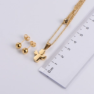 Ensemble bijoux collier pendentif ange et boucles d'oreilles boules dorés polis
