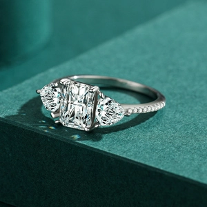Anillo clásico de plata S925 con centro de corte esmeralda y piedras laterales de pera