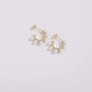 Boucles d'oreilles créoles dorées en C avec perles d'eau douce et zircon pour femmes