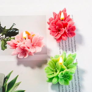 Détail de bougies en forme de fleurs de cerisier aux pétales fins et tons pastels doux