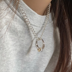 Minimalistische S925 Sterlingsilber Kette mit ineinandergreifenden Ringen am Dekolleté