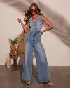 Détail d'une combinaison en jean sans manches bleu clair avec col en V et jambe large