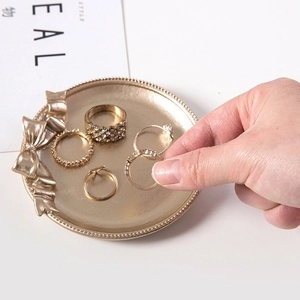 Vintage-Harztablett mit Schleife und 5-teiligem Goldring-Set für Schmuckaufbewahrung