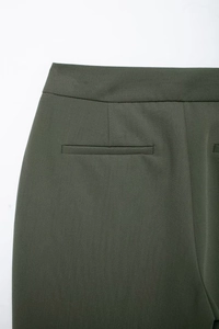 Détail de la poche arrière et des coutures du pantalon de costume vert olive