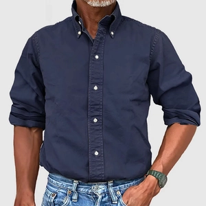 Dettaglio camicia blu scuro vestibilità slim con texture in tessuto di cotone pregiato