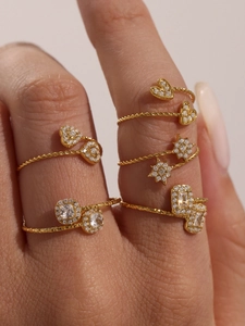Détail de bagues torsadées plaquées or avec double cœur et sertissage de zircons 5A