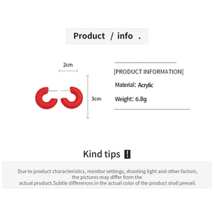 Detailed product infographic of red acrylic C-shaped earrings with 2x3cm size and weight info
