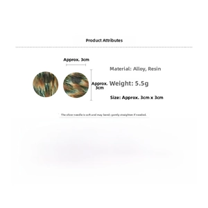 Détail de boucles d'oreilles rondes en acrylique marbré avec tiges en argent et mesures