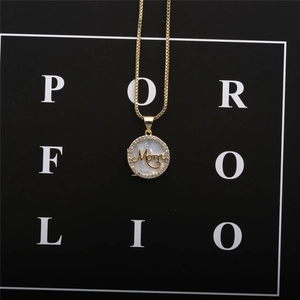 Primo piano della collana Mom dorata con inserto in perla e cristalli su nero