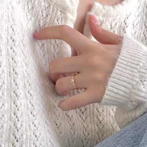 Minimalist 925 silver gold ring with twisted band and single square zircon on finger