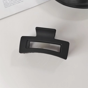 Vue détaillée d'une pince à cheveux rectangulaire noir mat pour coiffures élégantes
