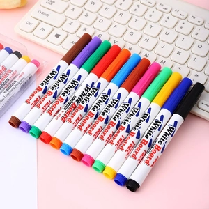 Lot de 12 marqueurs magiques flottants colorés sur bureau avec clavier en fond