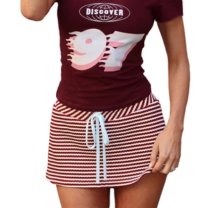 T-shirt bordeaux con stampa e minigonna a vita alta a righe rosse da donna