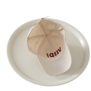 Innenansicht der cremefarbenen Kinder-Baseballkappe mit Midi-Stickerei und Label