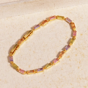 Dettaglio di bracciale placcato oro 18K con pietre di zircone rettangolari colorate