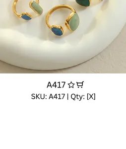 Anelli regolabili dorati retrò francesi con smalto blu e verde su vassoio in ceramica