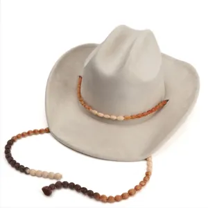 Vue détaillée du chapeau de cowboy en feutre avec bande perlée ethnique et bord large