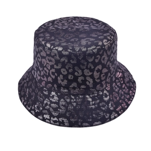 Elegante cappello a secchiello leopardato nero e argento con tesa larga per protezione solare