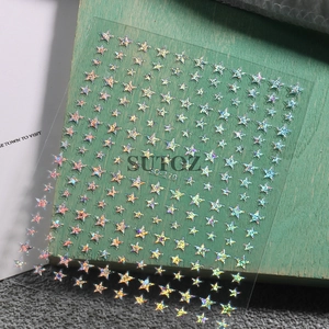 Detaillierte Makroansicht von holografischen 3D-Stern-Nagelstickern mit Laser-Effekt-Folie