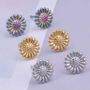 Tre paia di orecchini a margherita in acciaio inossidabile nei colori oro e argento