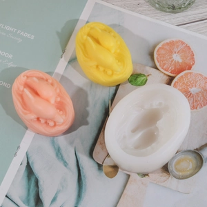 Détails macro des moules en silicone dauphin avec bougies artisanales jaunes et roses