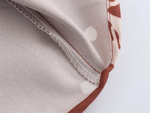 Macro d'un tissu à imprimé floral français avec bords volantés et motif à pois blancs