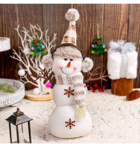 Détail d'un bonhomme de neige de Noël avec chapeau à carreaux et cache-oreilles en peluche