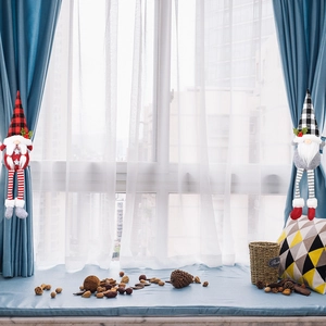 Attaches de rideaux de Noël gnomes à carreaux et baies sur des rideaux bleus