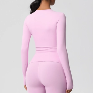 Vue détaillée du dos d'un ensemble de yoga rose pâle mettant en valeur la coupe et le tissu