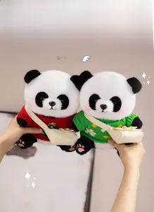 Detailansicht süßer Pandapüppchen mit roten und grünen Strickpullovern und Taschen