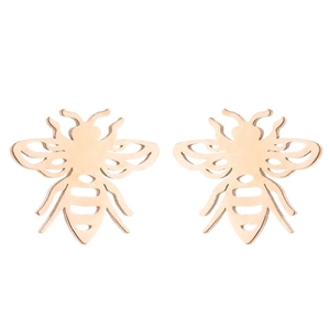 Detalle de pendientes de abeja bañados en oro rosa con alas caladas de estilo minimalista