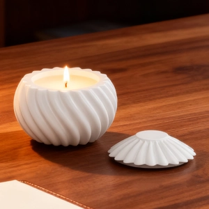 Detail einer Silikonform für Kerzen mit Spiralstruktur und Deckel auf dunklem Holz