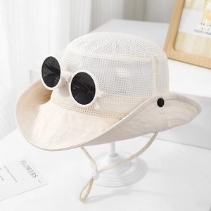 Dettaglio cappello sole in rete bianca per bambini con occhiali tondi e cinturino