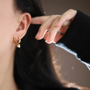 Chic 18K gold plated titanium steel hoop earrings with sparkling round claw-set crystal