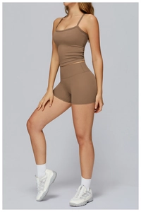 Détail de l'ensemble de yoga marron sans couture avec débardeur court et short taille haute