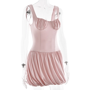 Détail de robe mini rose avec bustier plissé et jupe bouffante à plusieurs couches