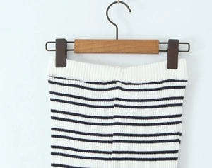 Detail der schwarz-weiß gestreiften Strickhose mit geripptem Stoff und elastischem Bund