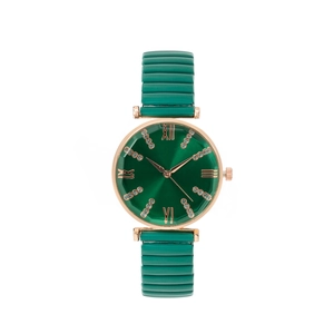 Détail macro du cadran vert soleil avec chiffres romains et bracelet flexible