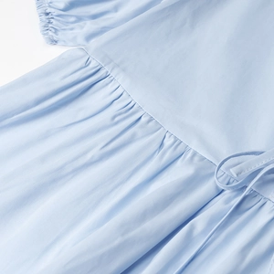 Detailansicht des hellblauen Kleides mit Puffärmeln, Taillenfalten und Seitenbindung