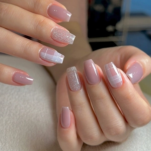 Faux Ongles Forme Cercueil Rose Poudré Grille Carreaux Paillettes Argentées Finition Brillante Plastique ABS Manucure