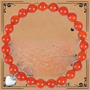 Détail du bracelet en perles de pierre rouge avec pendentif coeur sur carte cadeau