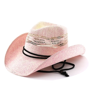 Detail eines rosa gewebten Stroh-Cowboyhuts mit Hohlband und schwarzem Kinnriemen