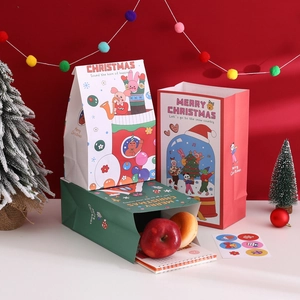 Sachets cadeaux de Noël en papier festif avec illustrations de dessins animés en rouge et blanc