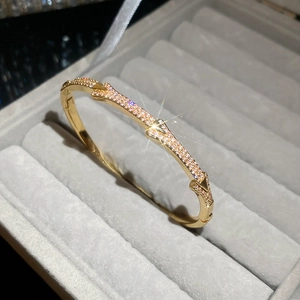 Détail du bracelet fer à cheval plaqué or 18 carats avec cristaux sur velours gris
