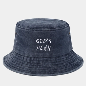 Détail de la broderie God's Plan sur un bob délavé de style vintage avec couture fine