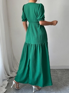 Robe longue plissée verte élégante à manches bouffantes et taille haute vue de dos