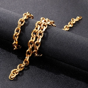 Parure de collier en acier inoxydable doré de 10 mm sur fond texturé sombre élégant